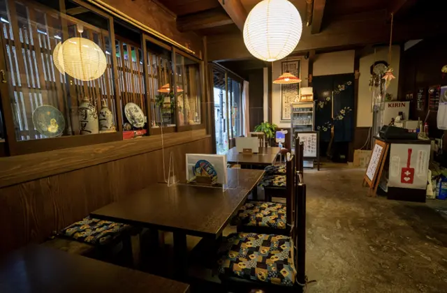 江戸時代の雰囲気を感じられるような店内