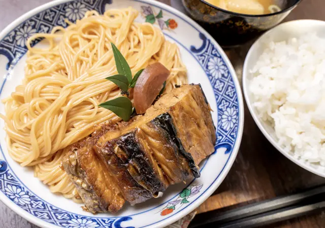 「焼鯖そうめん」の煮汁をご飯につけて食べる