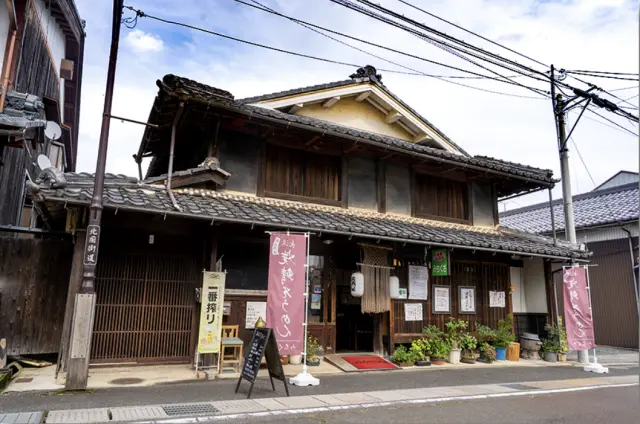 店舗は国の有形文化財に登録された古民家を利用する