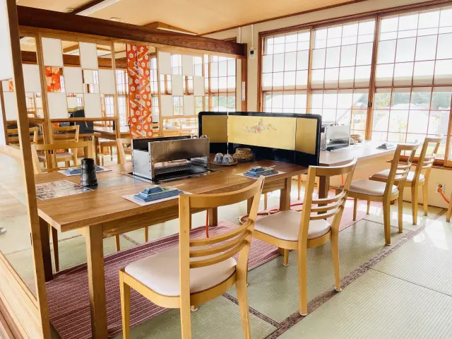 生きた鮎を自分で焼いて食べるスタイルが特徴だ