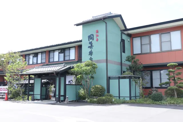旅館のような佇まいが特徴の「岡喜本店」の外観