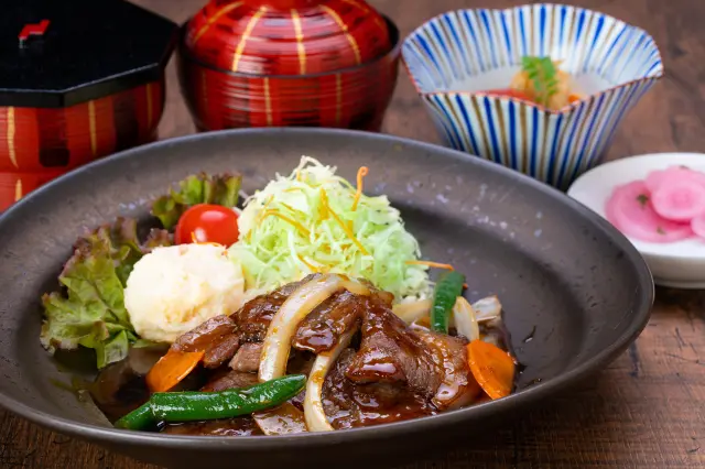 近江牛の中落ちを特製ダレで野菜と一緒に炒めた「焼肉定食」