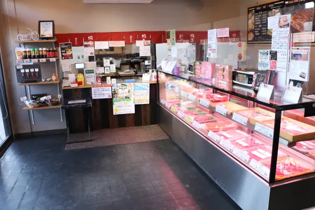 「岡喜本店」に併設されたミートショップでは精肉の販売も行う
