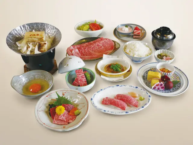 ミニステーキとすき焼き小鍋リブロースもついた「金亀会席」