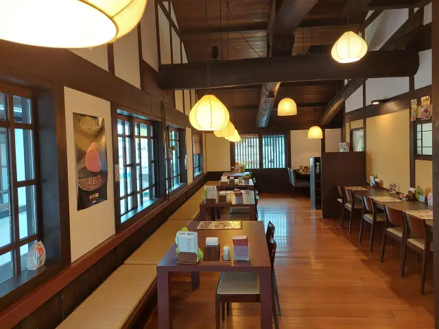 落ち着いた色味の「千成亭 八幡堀店」の店内