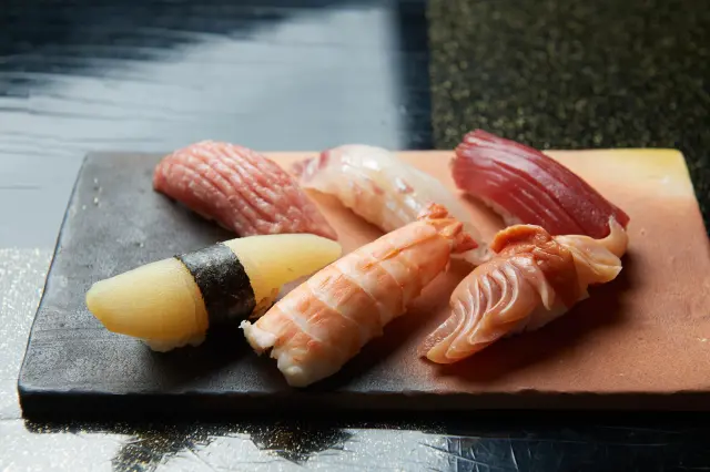 マグロや赤貝などのにぎりを一貫から注文可能