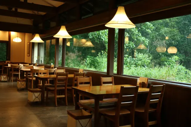 店内は木目を基調とした山小屋風の内装が特徴