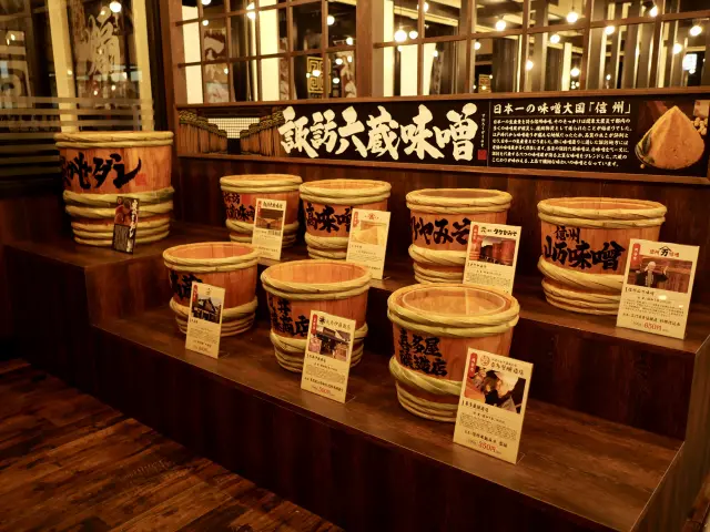 店内に展示された長野県にある味噌蔵の樽