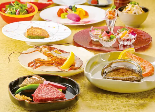 期間限定で「伊勢海老と鹿児島黒毛和牛の鉄板焼きコース」も