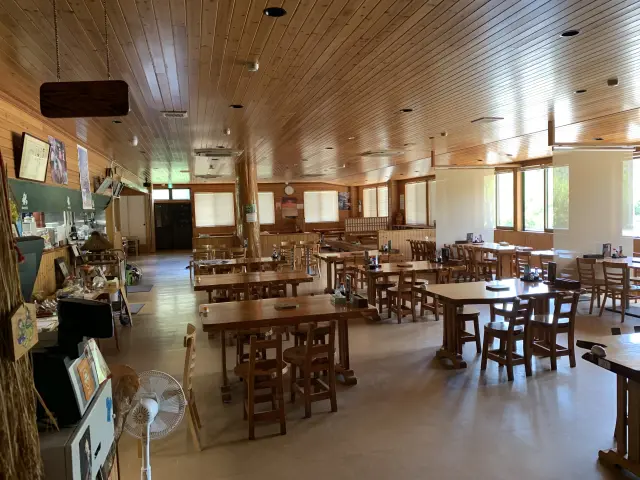 164名を収容できる広々とした店内