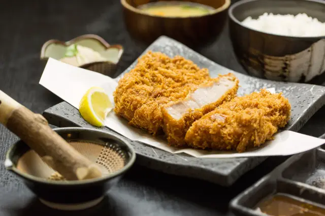 看板メニューの黒豚「上ロースカツ定食」