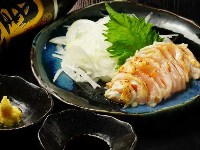 肉質が軟らかく脂分が少ない「薩摩若しゃも鳥刺し」