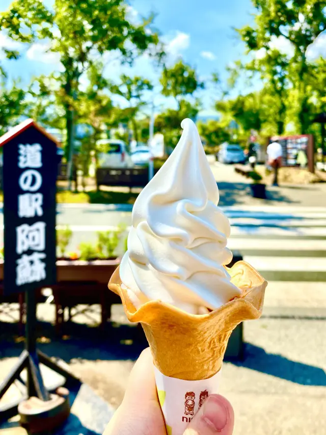 阿蘇市の牧場3種類のソフトクリームを味わえる