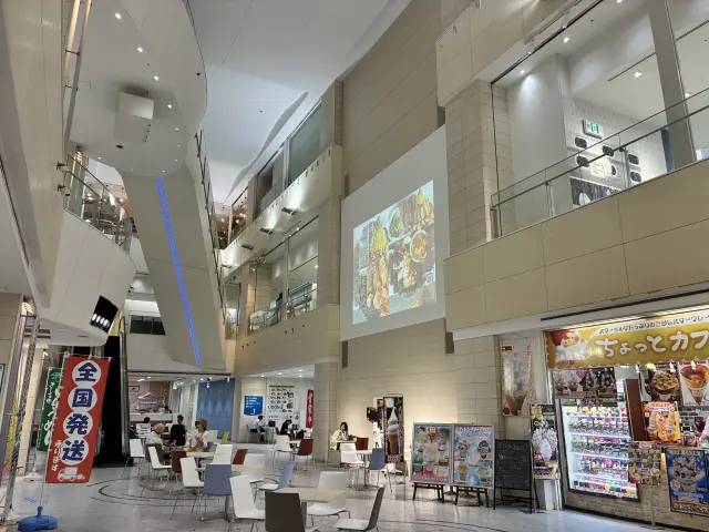 四国の名産品を取り扱うショップや、讃岐ならでは一品が楽しめるレストランが集まる「マリタイムプラザ高松」