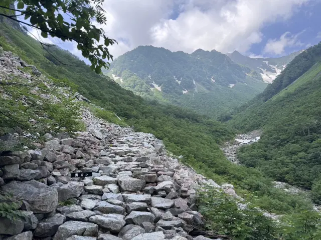ルート後半は岩の多い登山道になる