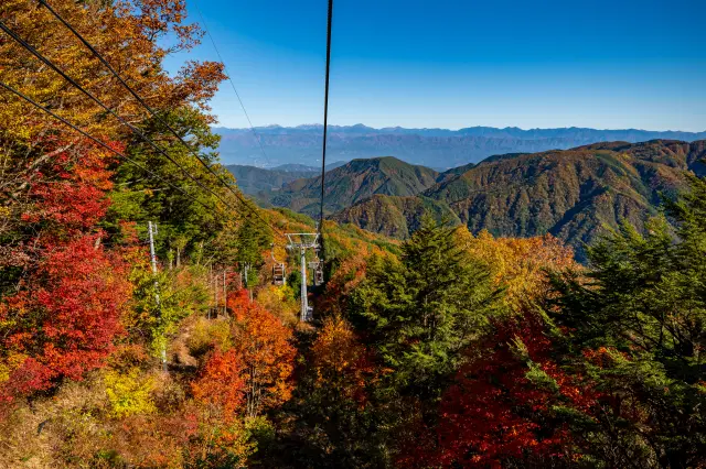 山々が赤や黄色に染まる秋の風景