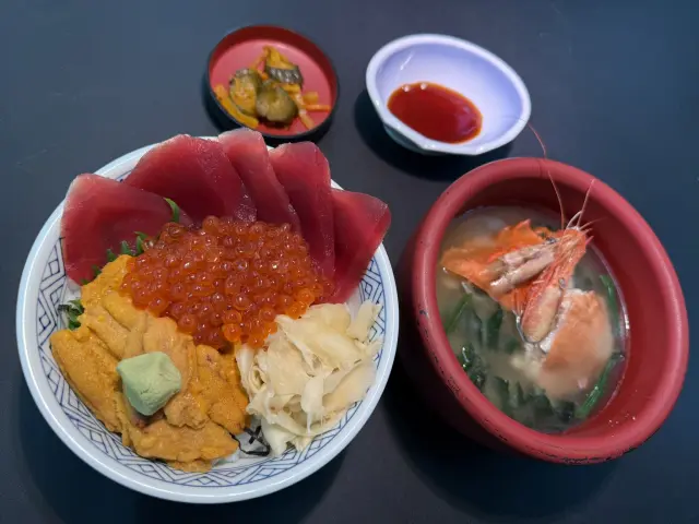 うに・いくら・まぐろがふんだんにのった「三色丼」