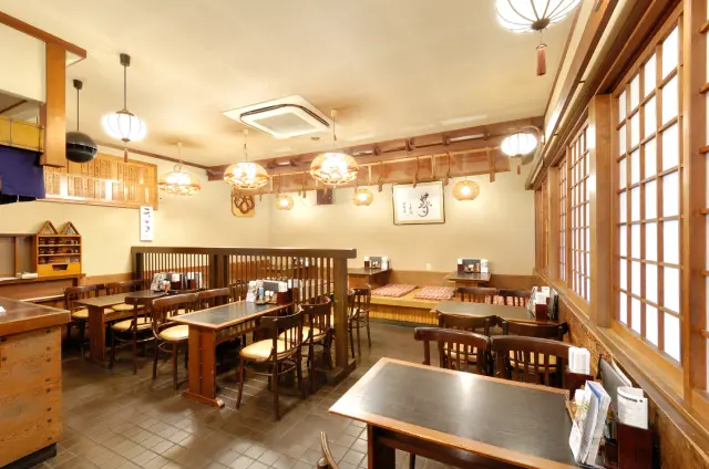 小上がり席もある店内は約50席、落ち着いた雰囲気の和空間