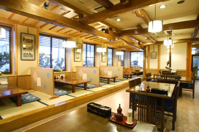 店内は落ち着いた老舗らしい雰囲気