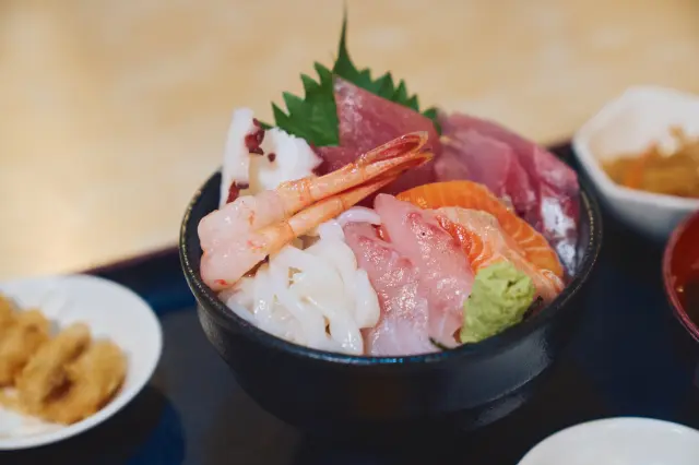 7種類の刺身を贅沢に盛り込んだ「海鮮丼」