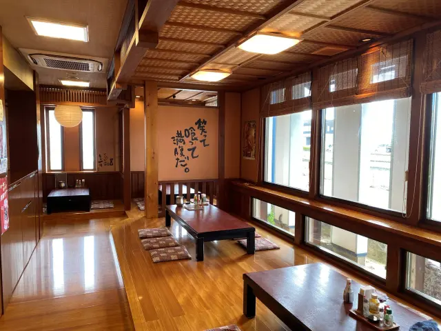 落ち着いた雰囲気でゆっくり食事を楽しめる店内