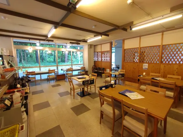 店内は昼時には満席となることも多い