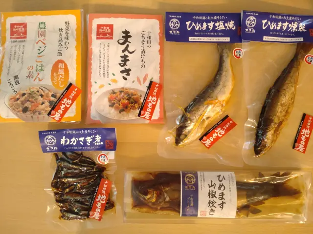 隣接する売店では地元加工品や湖畔ゆかりの土産を販売