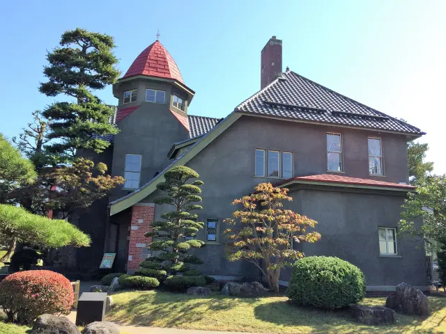 洋館の1階部分を利用したカフェ