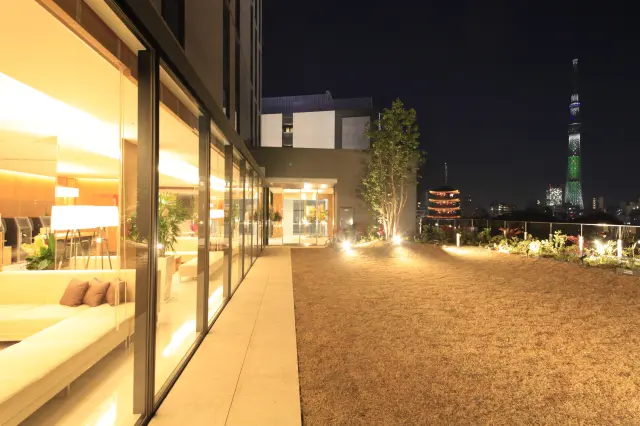 中庭からもライトアップされた東京スカイツリーや浅草寺が楽しめる