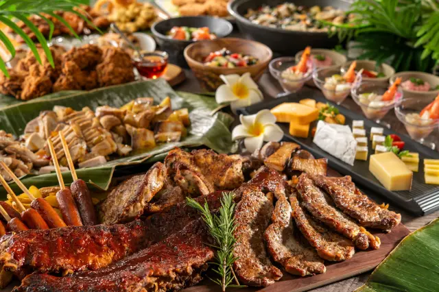 ポリネシア料理がベースの食事をビュッフェスタイルで提供