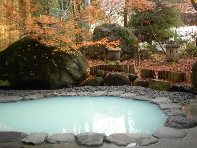 季節や時間によって色が変わる「瑠璃の湯」