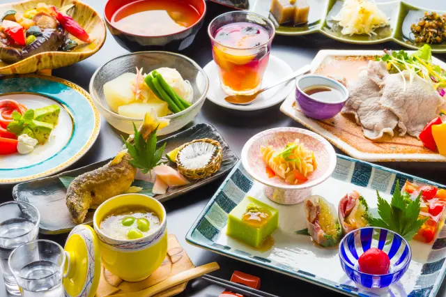 夕食は地元で採れた山菜などがたっぷり