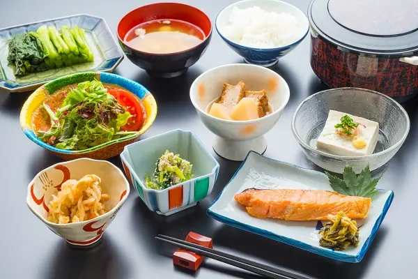 野沢菜漬けや地元産こしひかりが並ぶ和朝食
