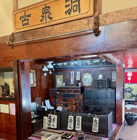 骨董品などが並ぶ店内