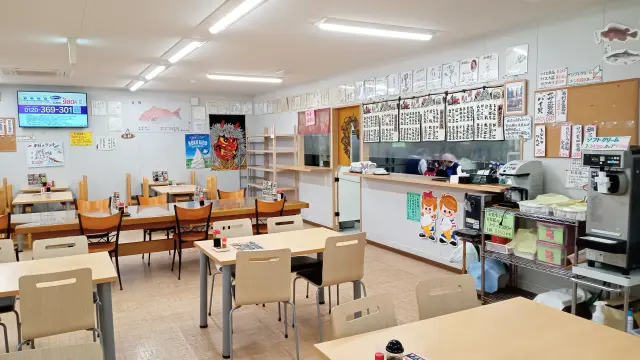 店舗はテーブル席のほか、小上がりの席が完備