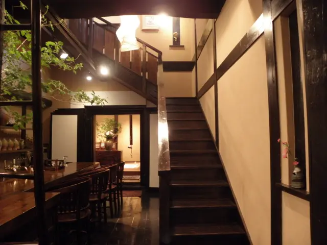 木造りの和モダンな内装で落ち着いた店内