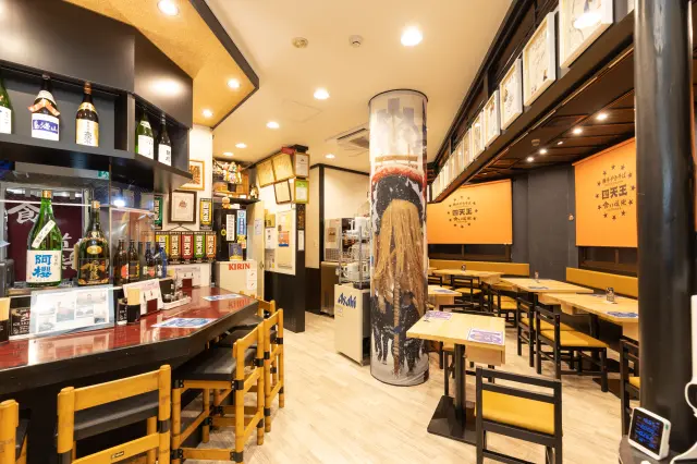 木目調の落ち着いた店内