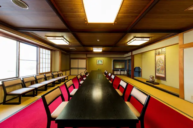 老舗の雰囲気が漂う店内