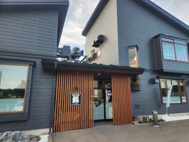 バス停から徒歩1分の場所にある店舗