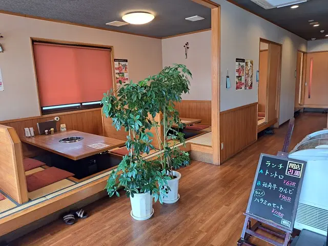テーブル席、座敷、個室を備えた店舗