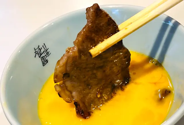 カルビとロースは溶き卵につけて食べるのが食道園流