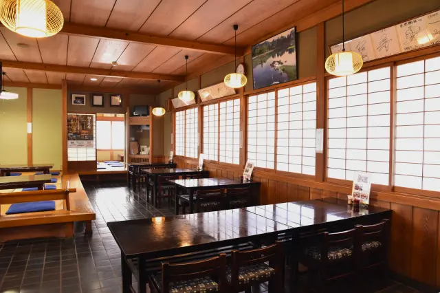 落ち着いた雰囲気の店内