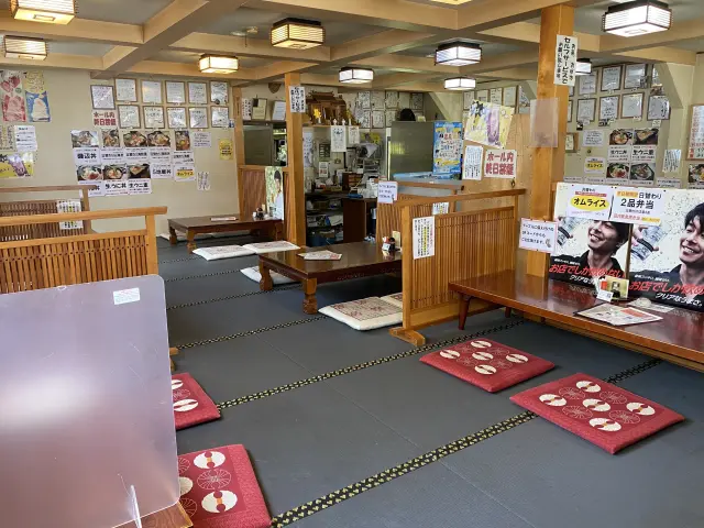 店内は大衆食堂の親しみやすい雰囲気