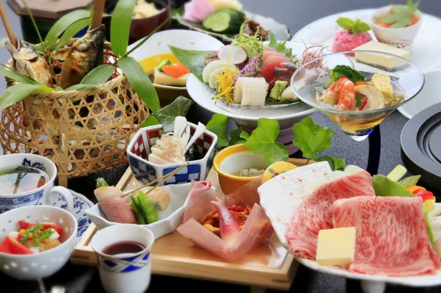 季節の食材を盛り込んだ料理