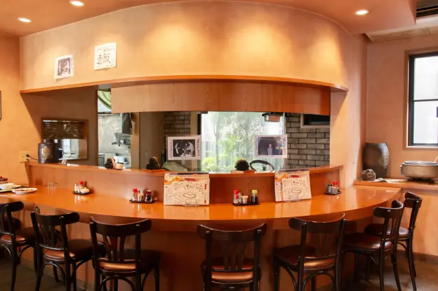 店内のカウンター席