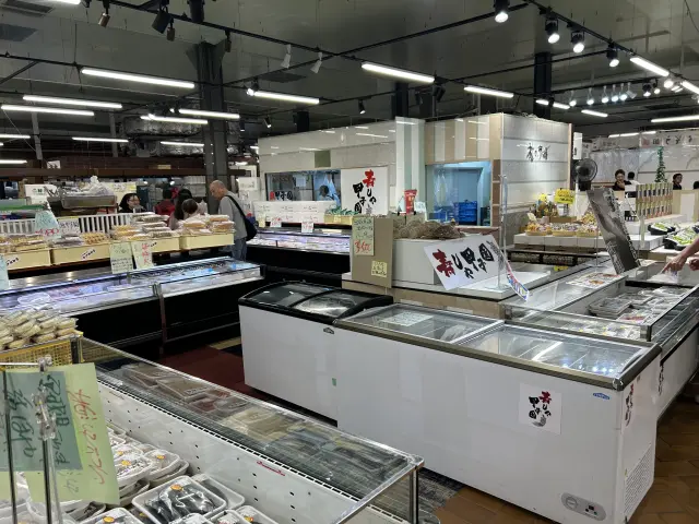 店内はカウンター4席のみで、完全予約制