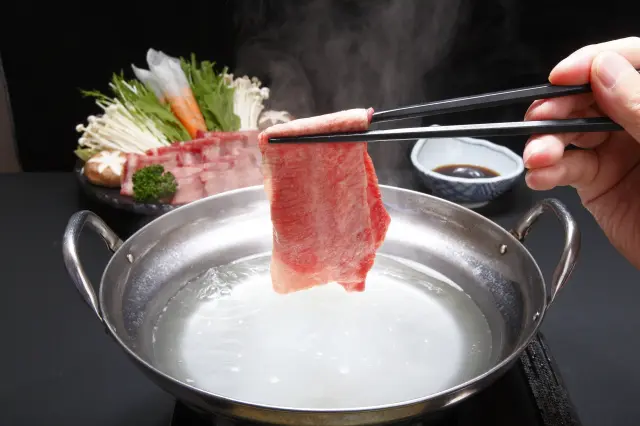 稀少なたん元の霜降り牛たんを使用