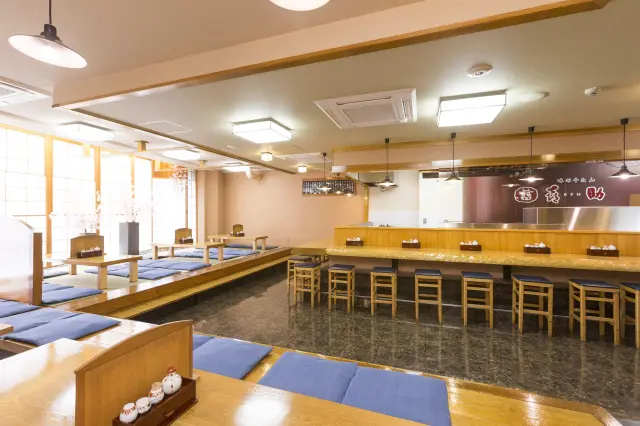 個室や掘りごたつ席もある店内