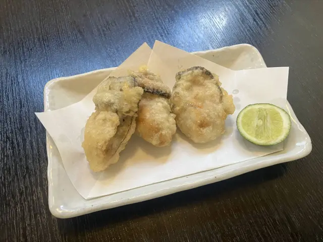 旨みが凝縮した牡蠣の天ぷらはシンプルな塩で味わう