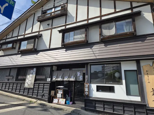 暖簾が映える風情ある佇まい